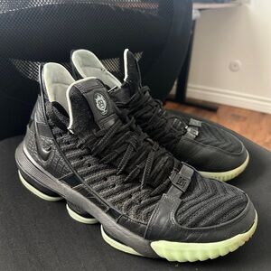Nike LeBron Basketball Shoes M 10.5